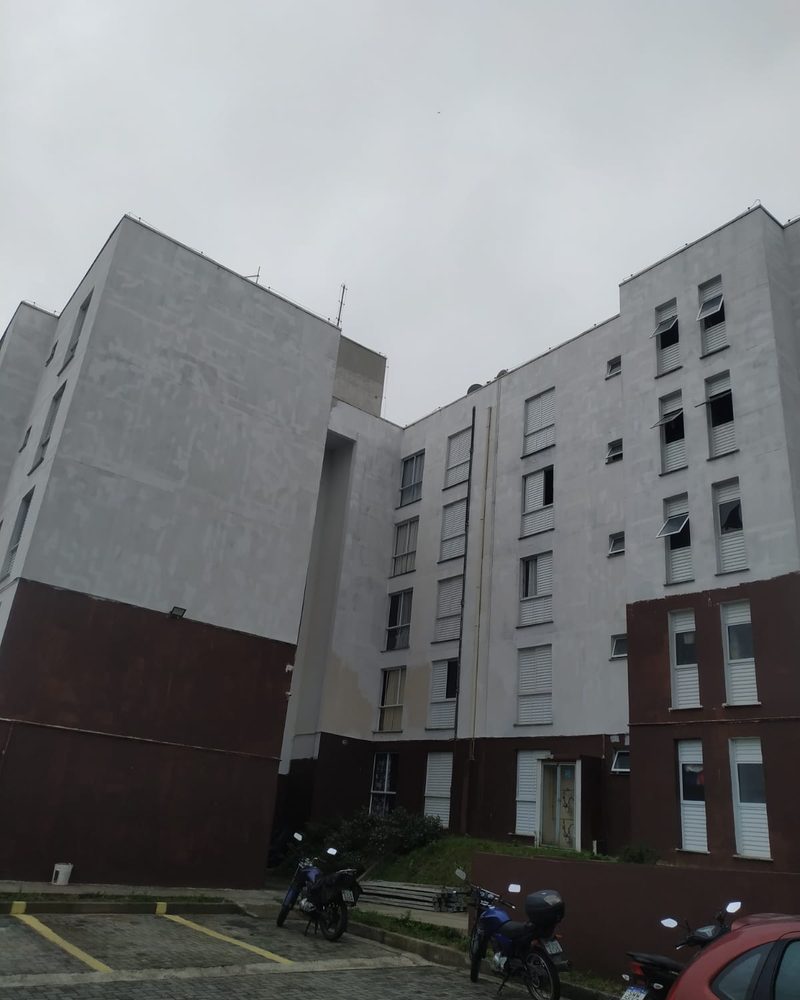 Bloco residencial de cinco andares com pintura desgastada, antes do serviço