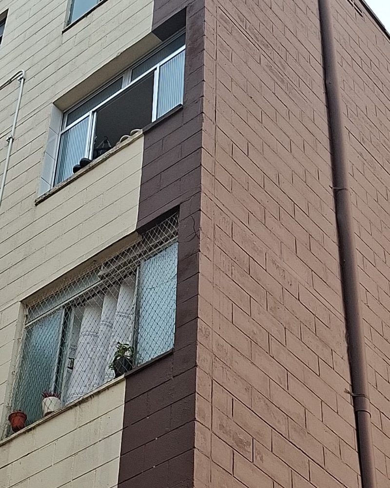 Lateral de edifício com pintura nova em dois tons